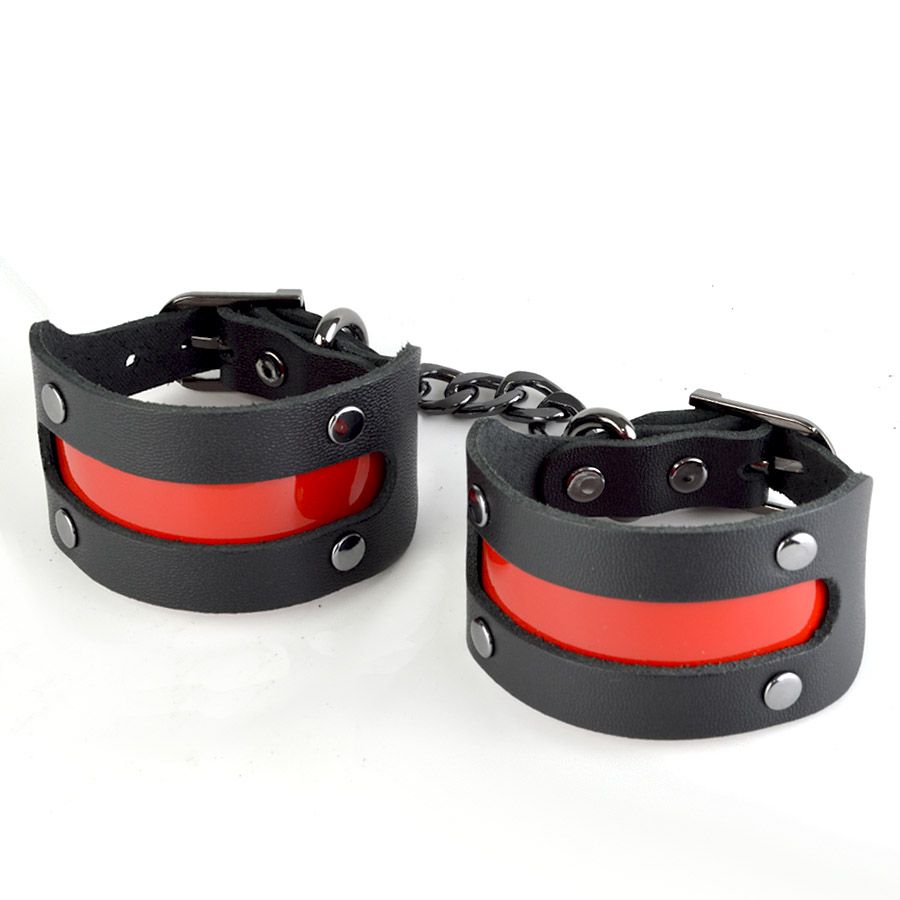 Чёрные наручники с красной вставкой «Пятница» 1