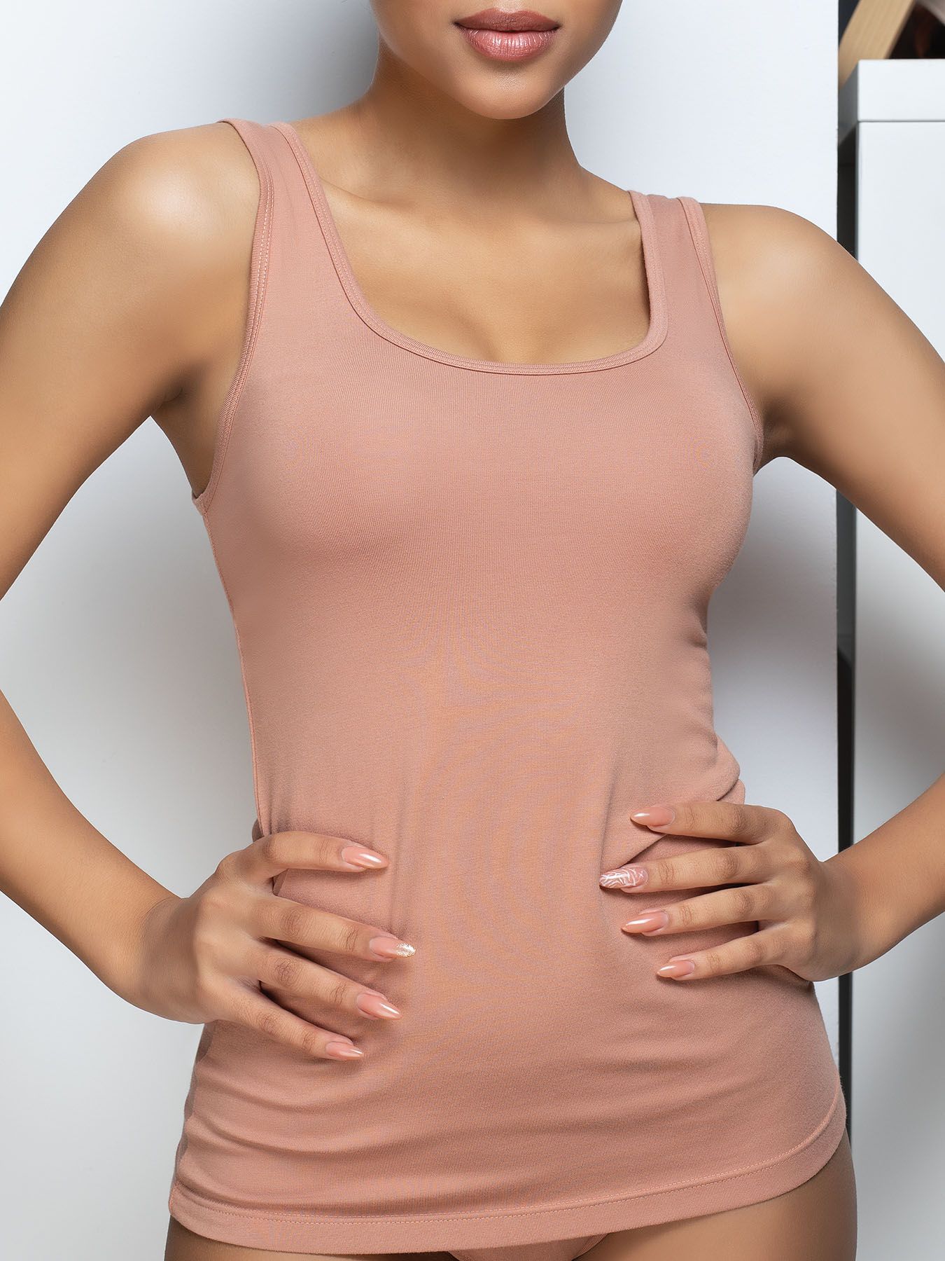 Женская майка с широкими бретелями 1