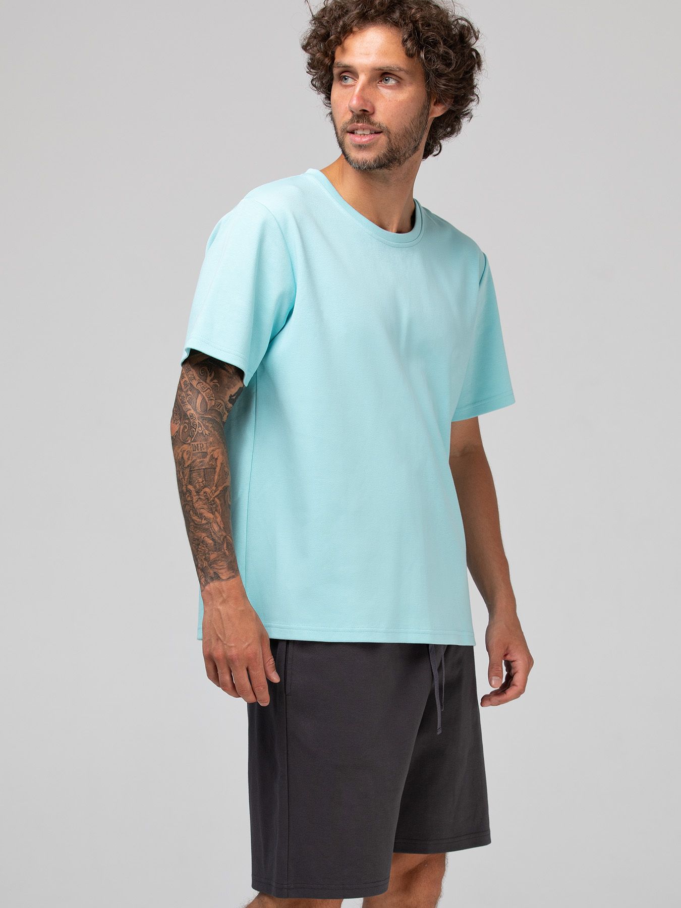 Мужской костюм для дома и отдыха: футболка и шорты 1