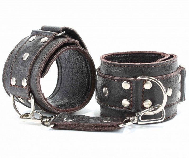 Коричневые кожаные оковы с клепками 1