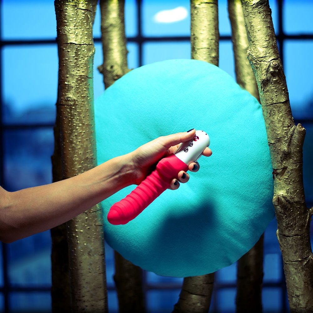 Красный вибратор с рёбрышками Tiger - 22,3 см. 6