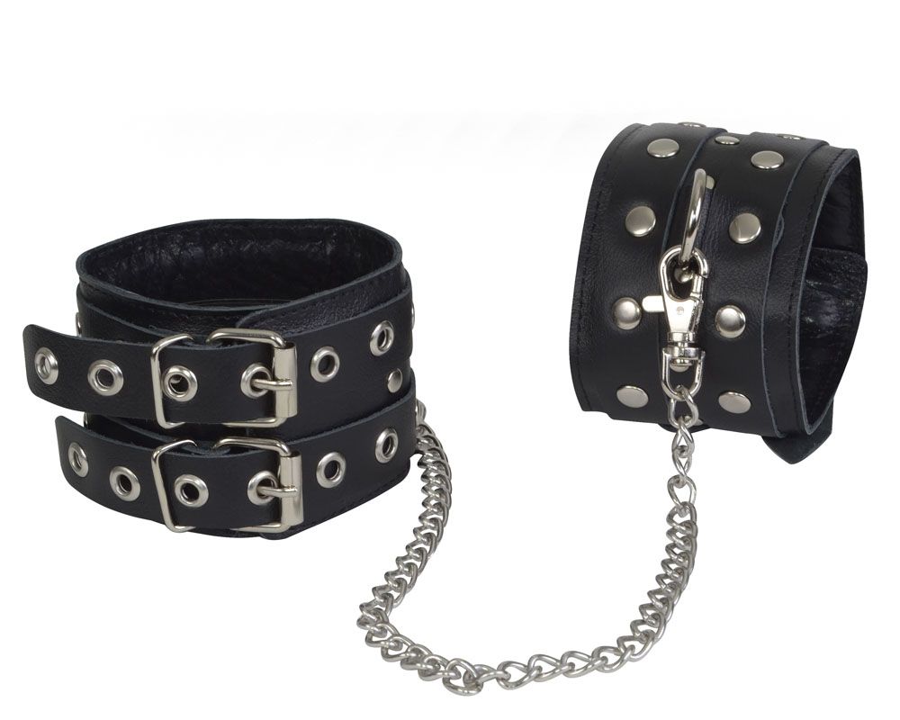 Чёрные кожаные оковы, соединенные цепочкой  2