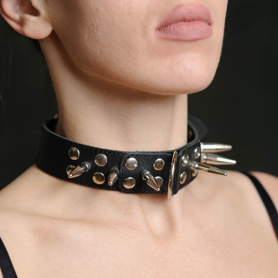 Чёрный кожаный ошейник с шипами и велюровой подкладкой 1