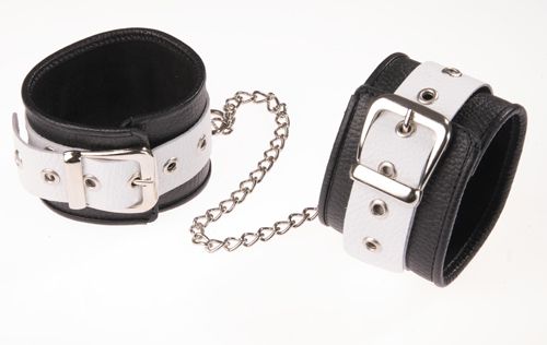 Черно-белые оковы на ноги 1