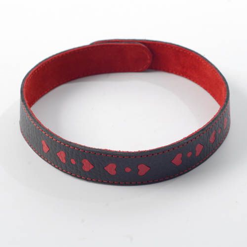 Чёрный ошейник с красными сердечками 1