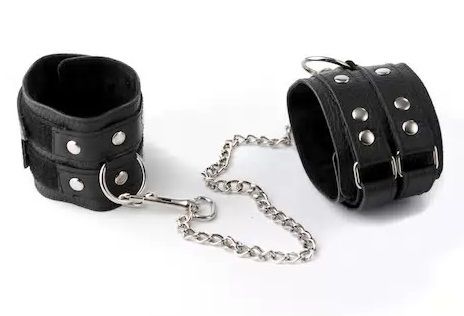 Чёрные кожаные оковы 1