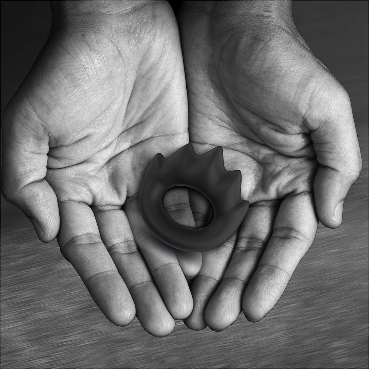 Черное эрекционное кольцо с массажными гребнями Rooster Xander 4