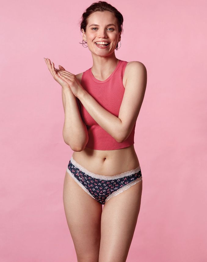 Набор из 2 трусиков-слипов Coquettes Haru - бежевых и синих в цветочек 1