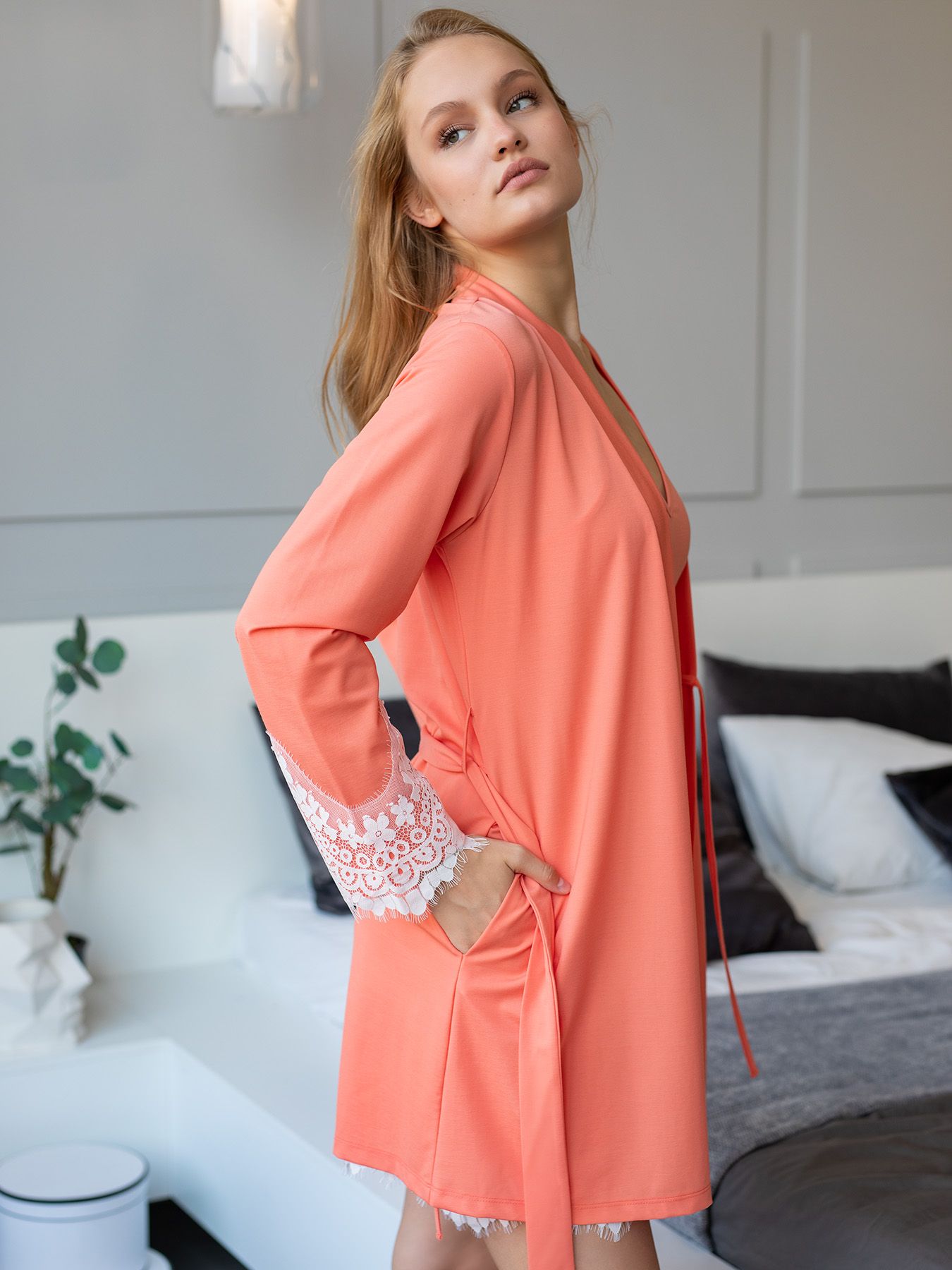Коралловый халат с кружевом 3