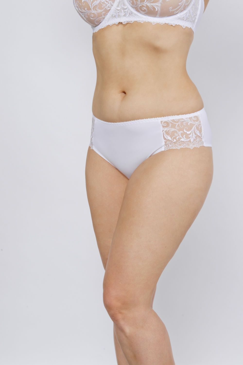 Трусы-бразилиана с кружевной отделкой 3