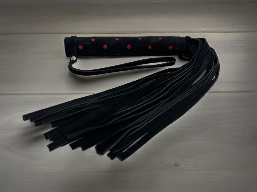 Черная замшевая плеть с красными точками на рукояти Red dot Princess - 43 см. 4