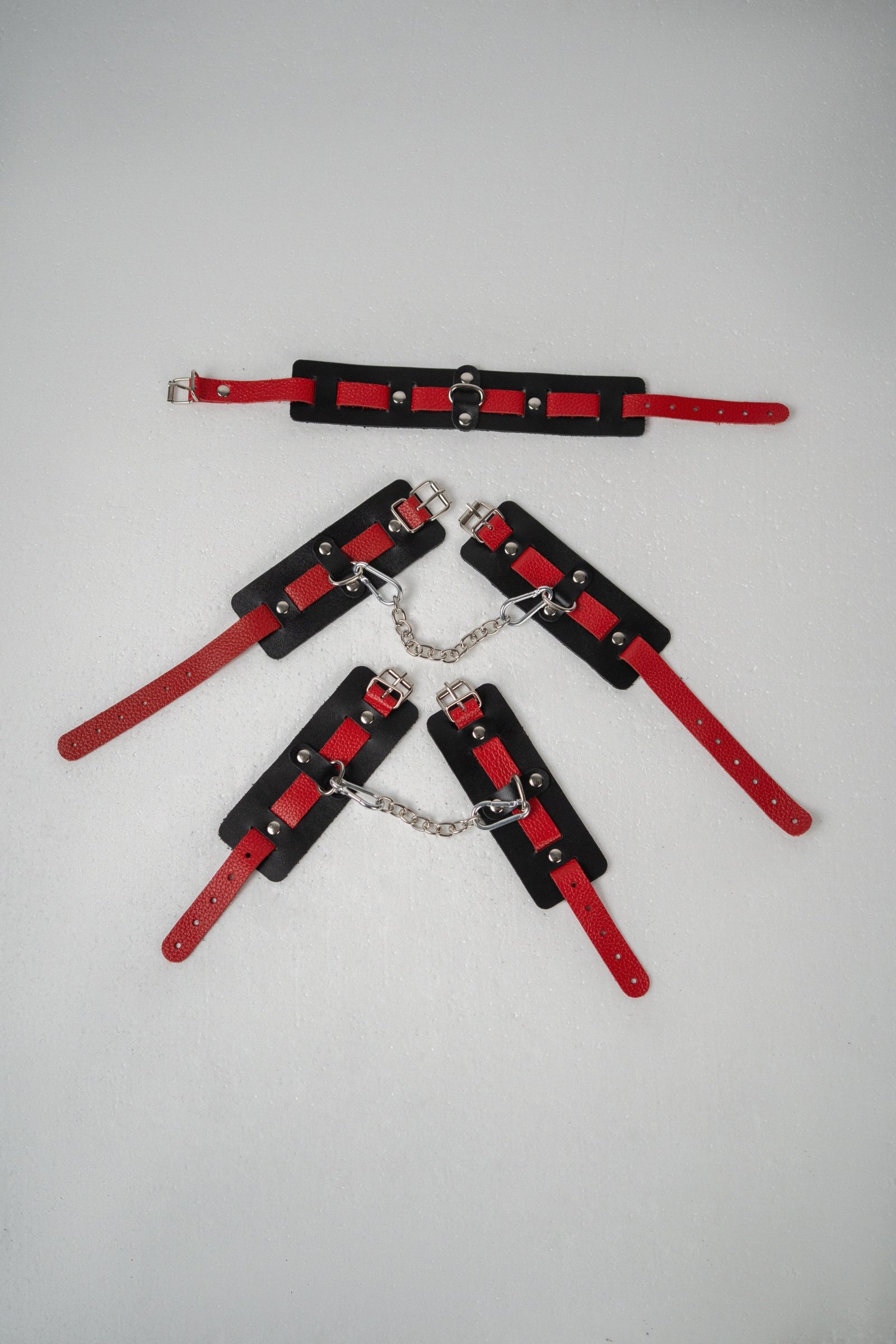 Черно-красный набор фиксаций: наручники, оковы и ошейник 2