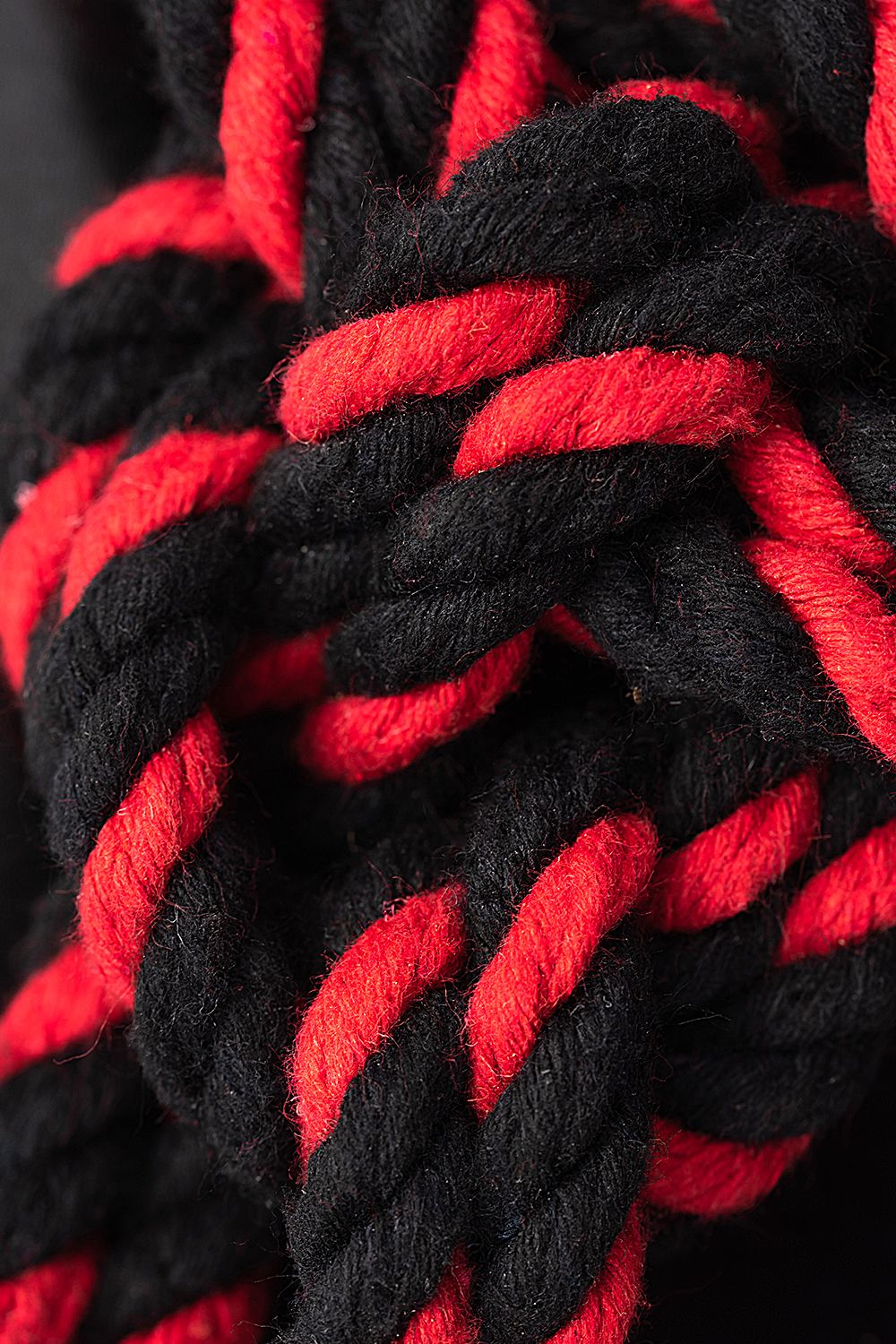 Черно-красные наручники-оковы «Узел-Альфа» из хлопковой веревки 4