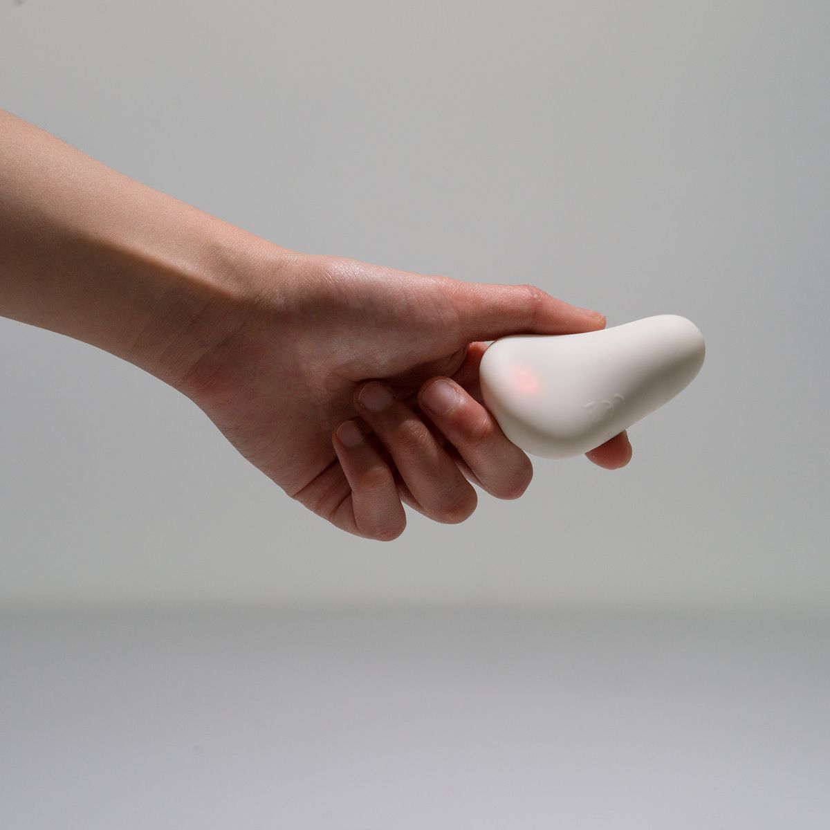 Серый вибромассажёр Opal 4