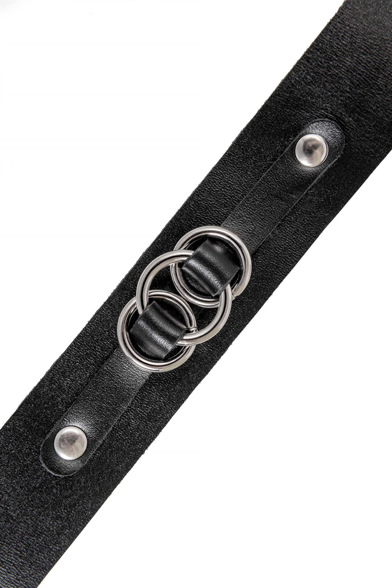 Черный чокер-ошейник со связанными кольцами на подложке 6