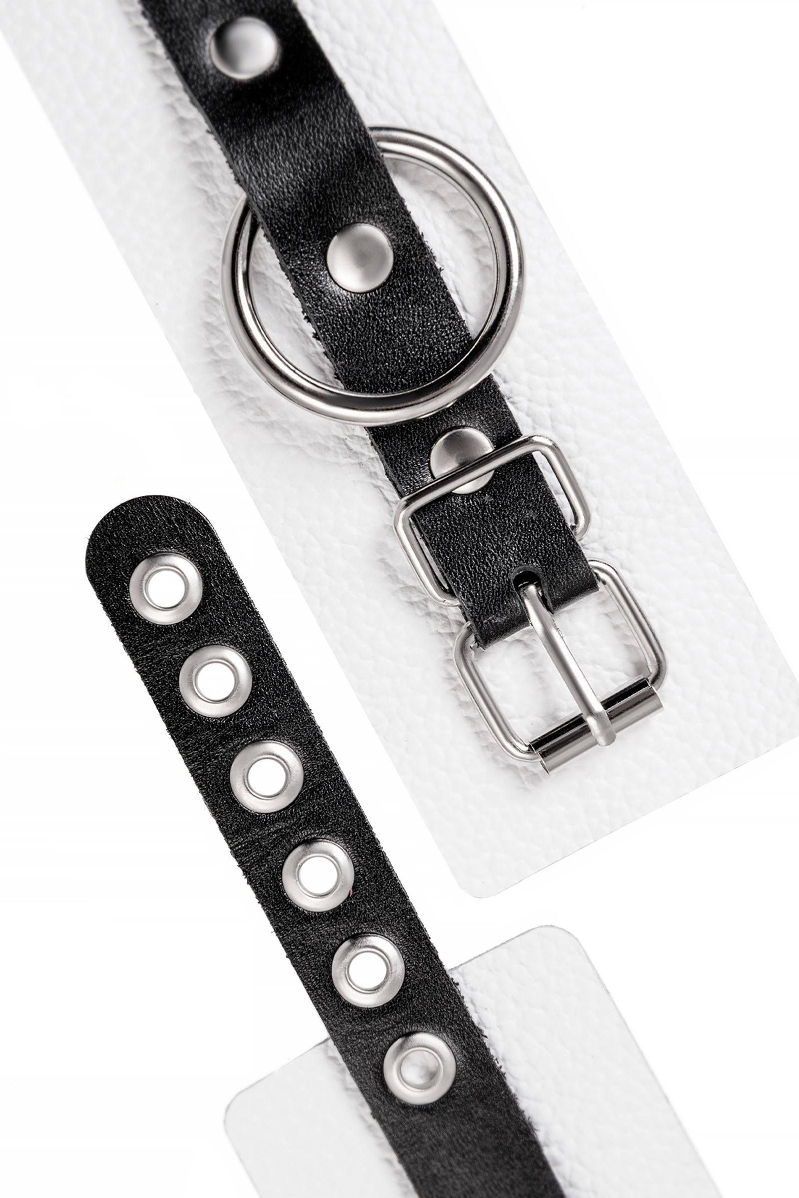 Бело-черные кожаные наручники с одним ремешком с люверсами 6