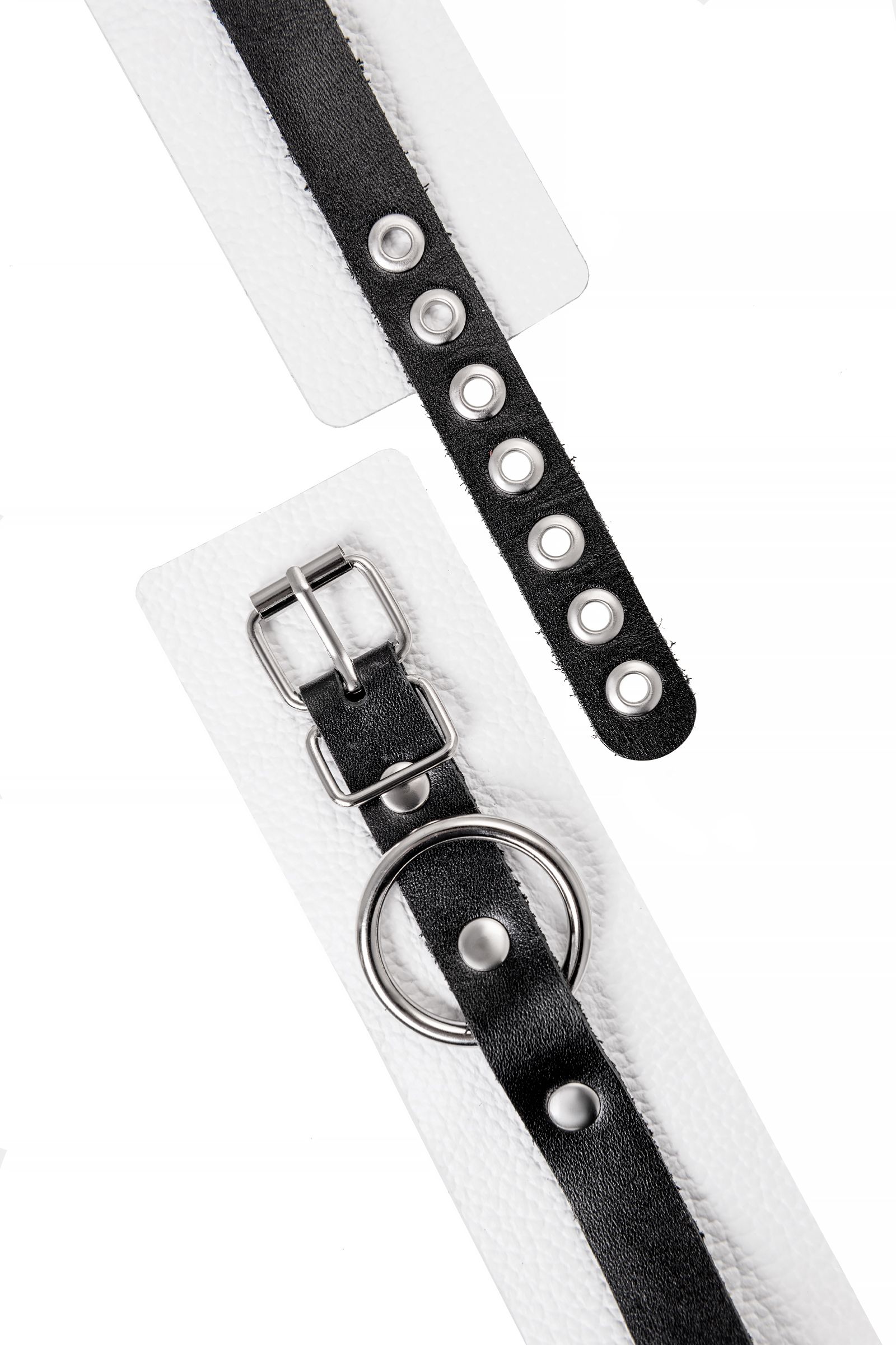 Бело-черные мягкие оковы с одним ремешком и люверсами 6