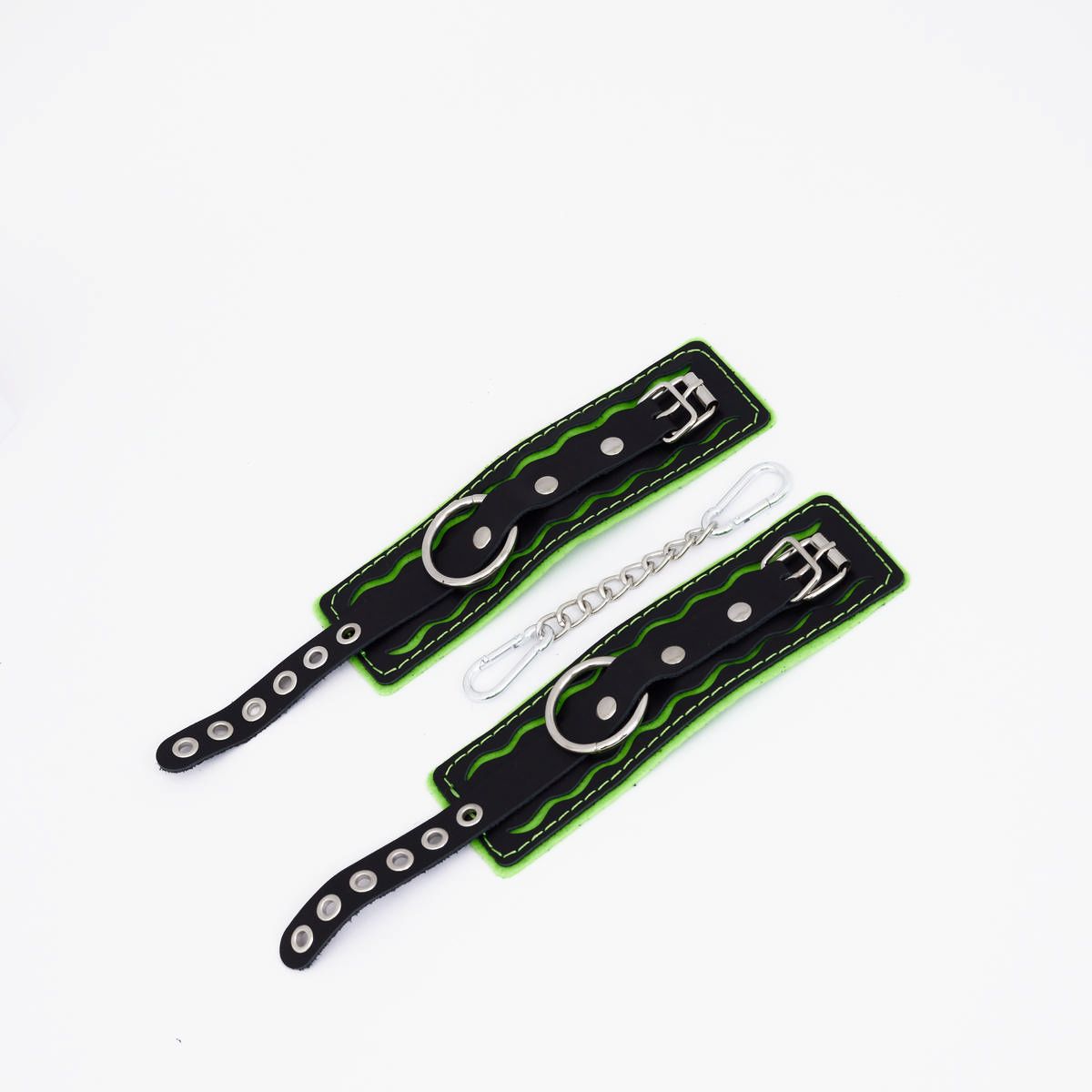 Черно-зеленые кожаные наручники с зеленой строчкой 2