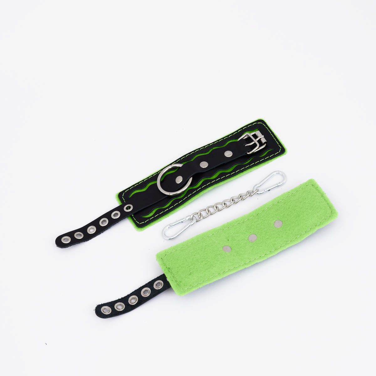 Черно-зеленые кожаные наручники с зеленой строчкой 1
