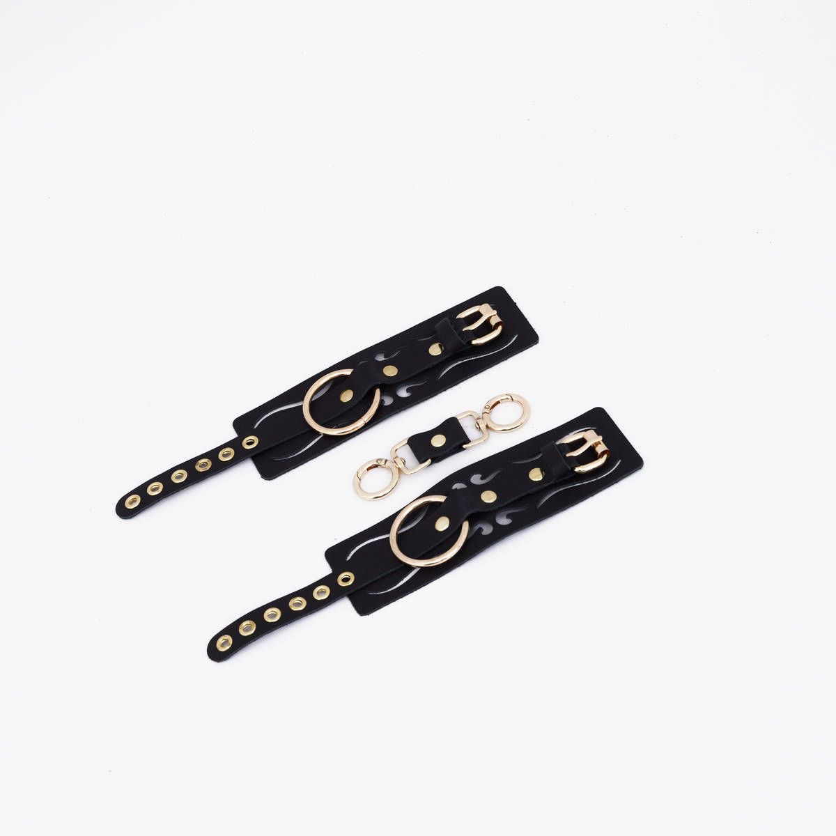 Черные кожаные наручники с золотистой фурнитурой 2
