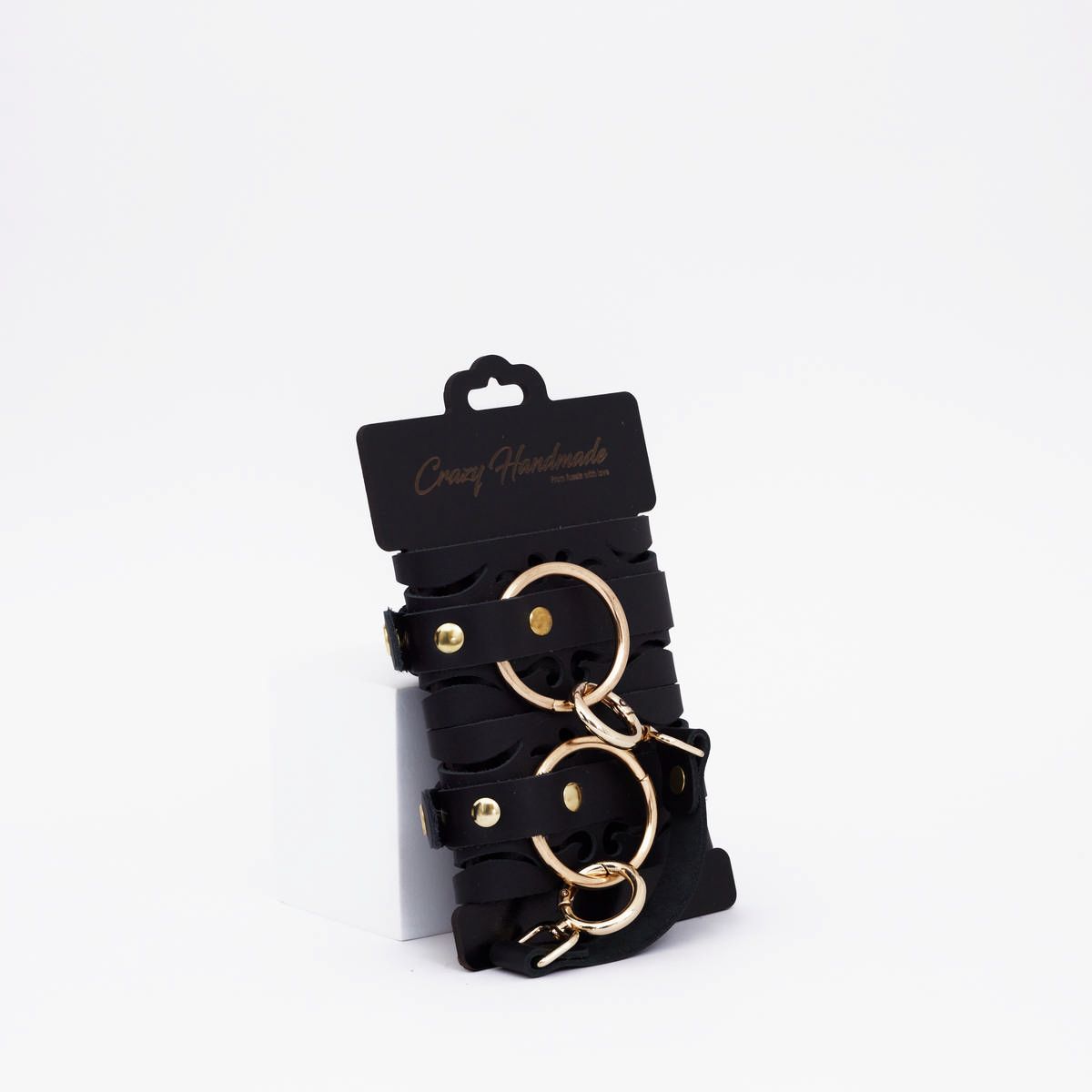 Черные кожаные наручники с золотистой фурнитурой 3