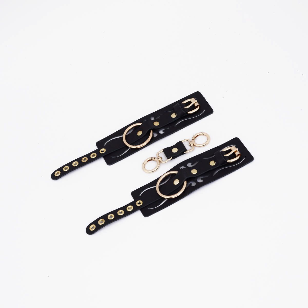 Черные кожаные наручники с золотистой фурнитурой 1