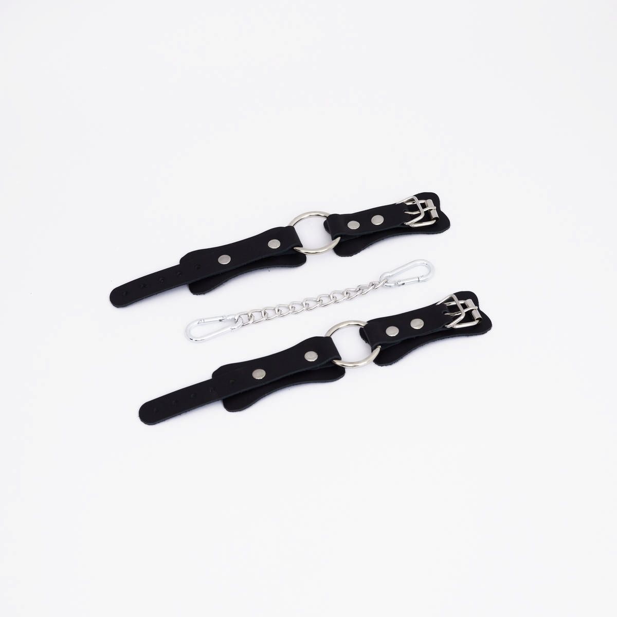 Черные кожаные наручники с кольцом 1