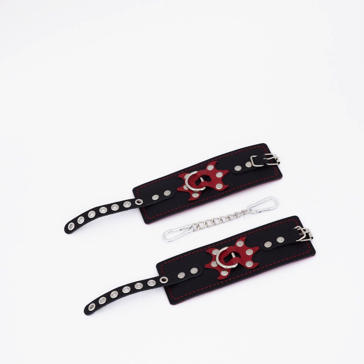 Черные кожаные наручники с красным декором и строчкой 2