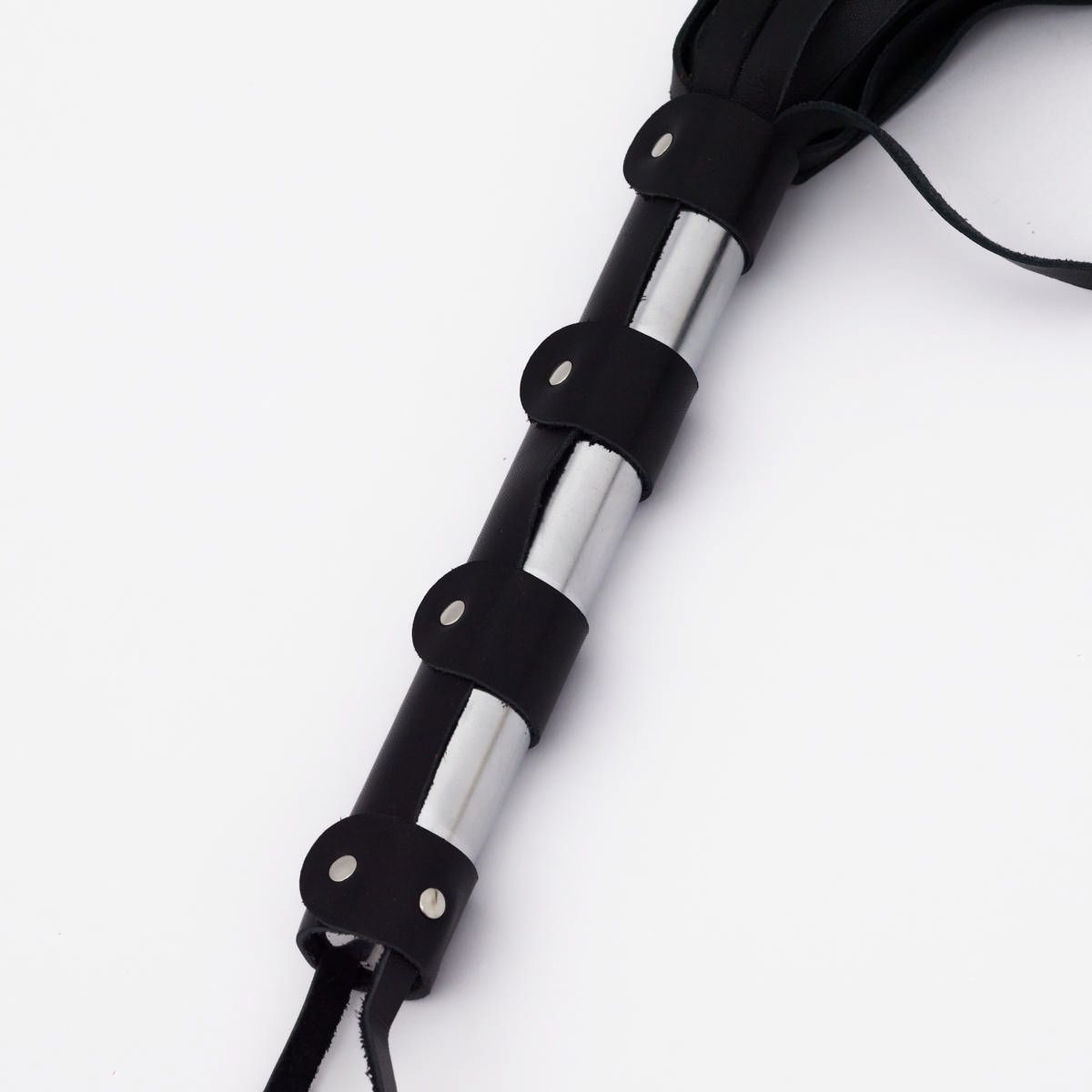 Черный кожаный флоггер со стальной ручкой - 45 см. 7