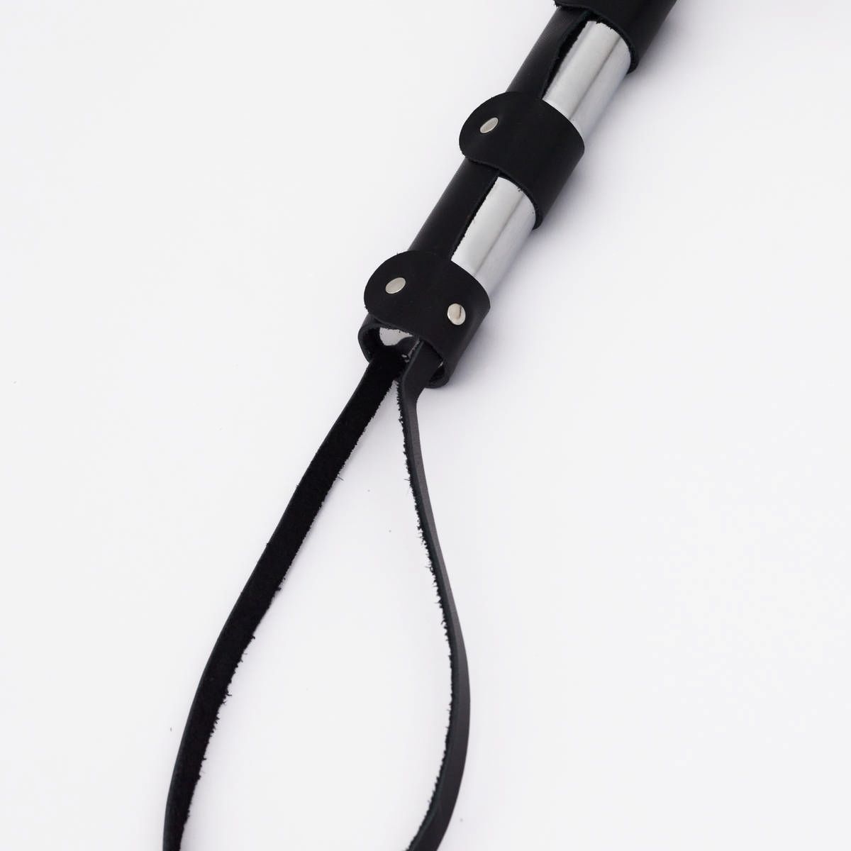 Черный кожаный флоггер со стальной ручкой - 45 см. 8