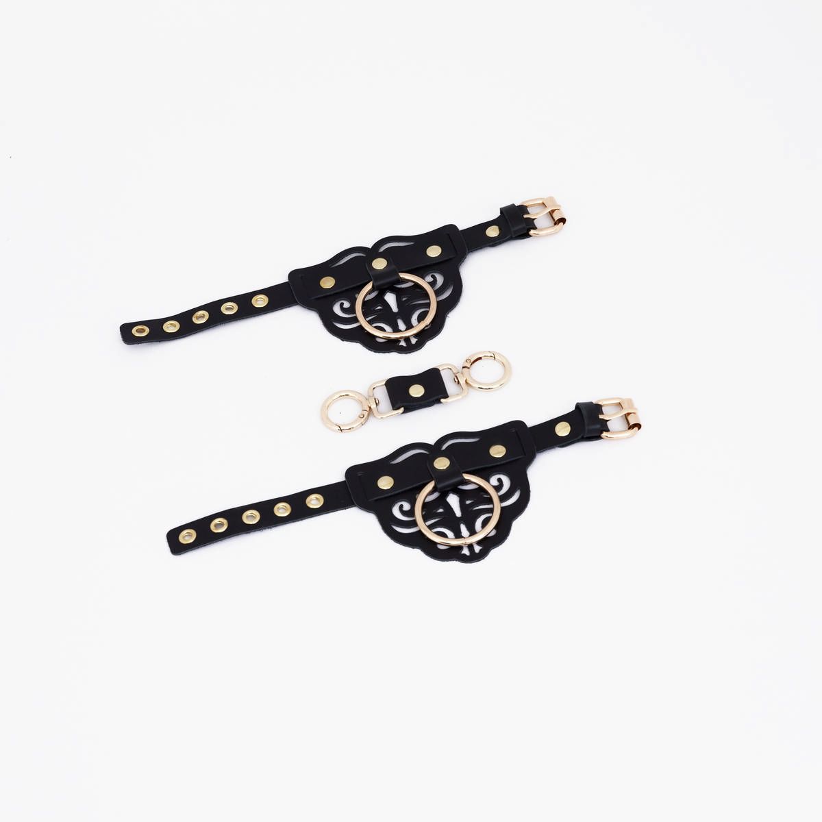 Черные наручники с золотистой фурнитурой 2