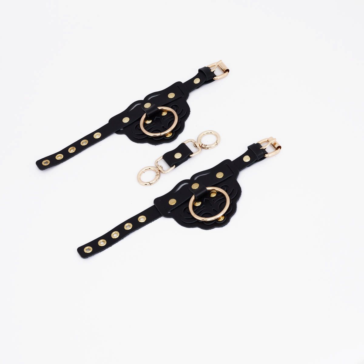 Черные наручники с золотистой фурнитурой 3