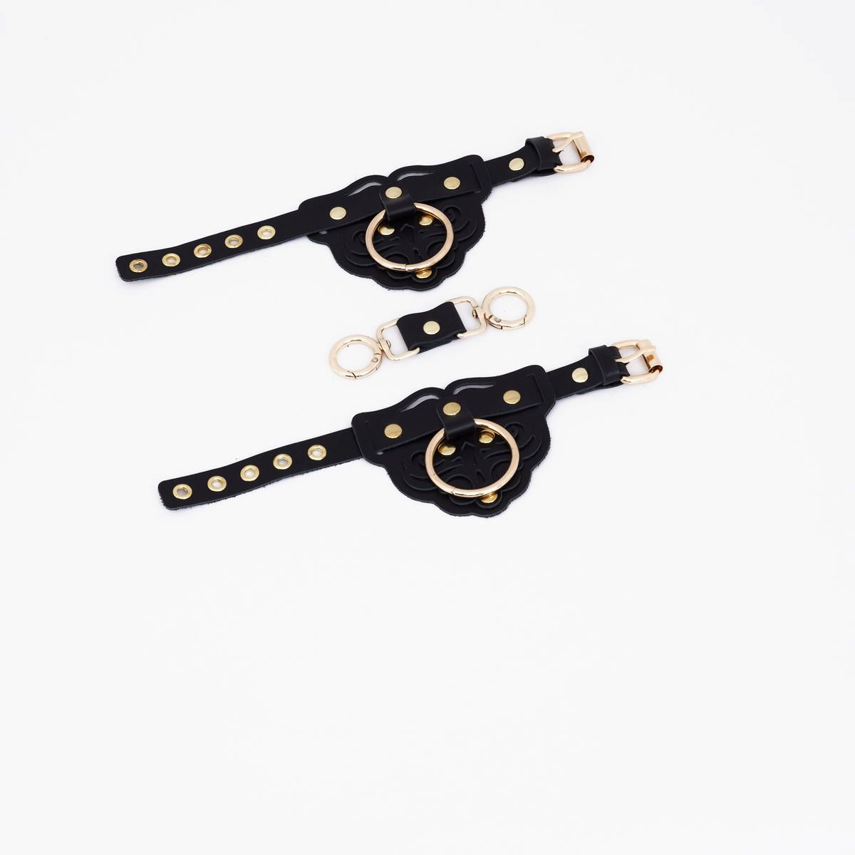 Черные наручники с золотистой фурнитурой 1