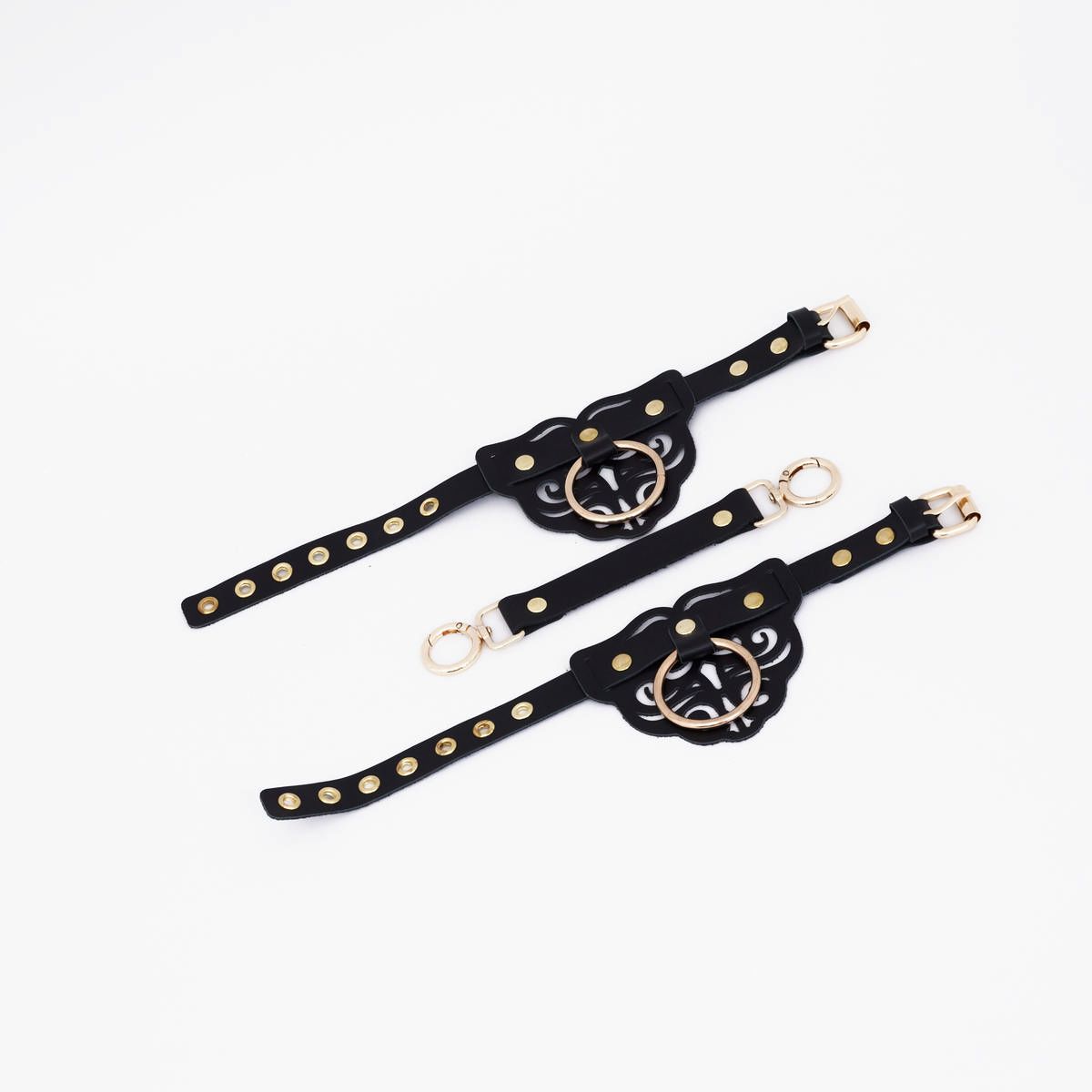 Черные оковы с золотистой фурнитурой 1