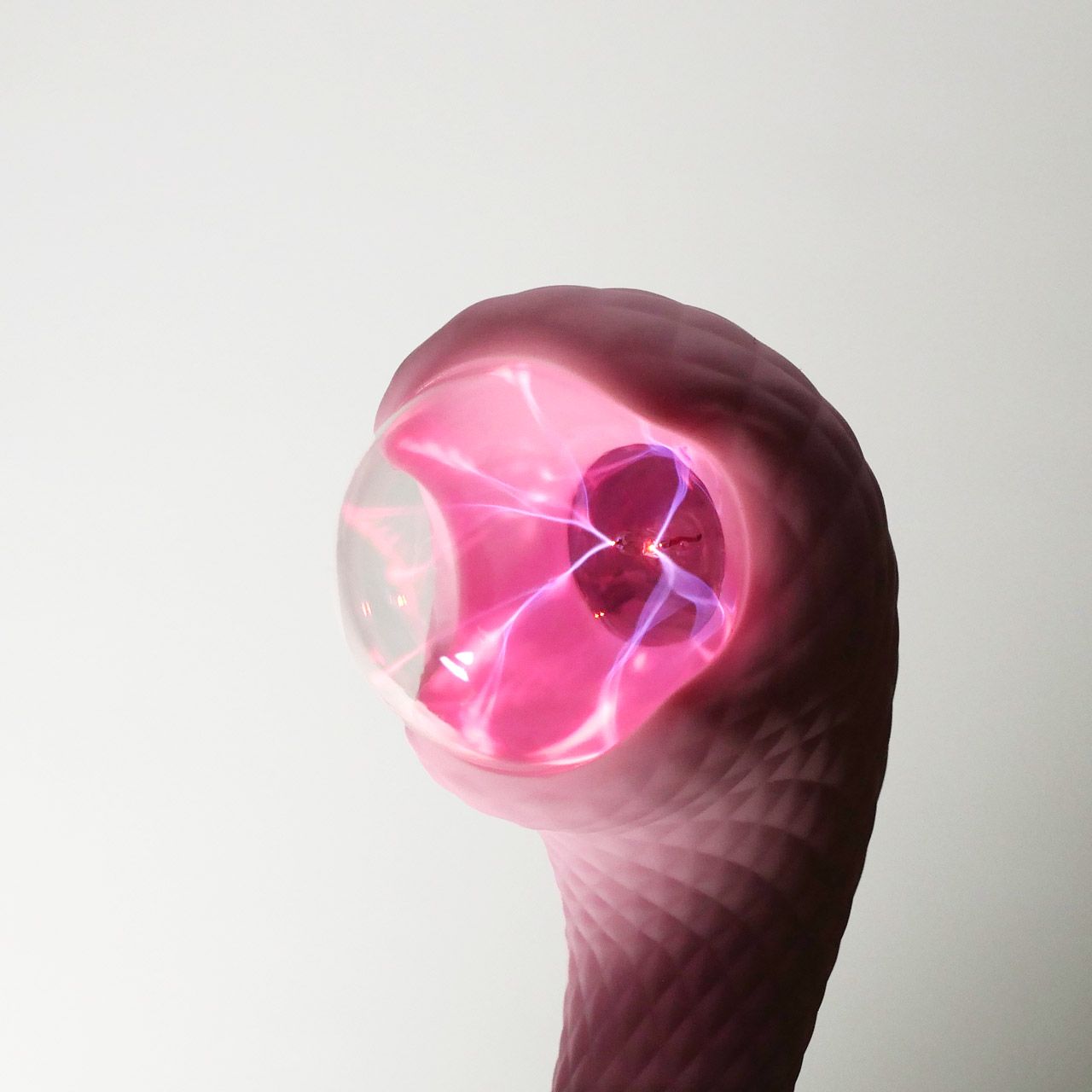 Розовый вибромассажёр с деликатными токами 3