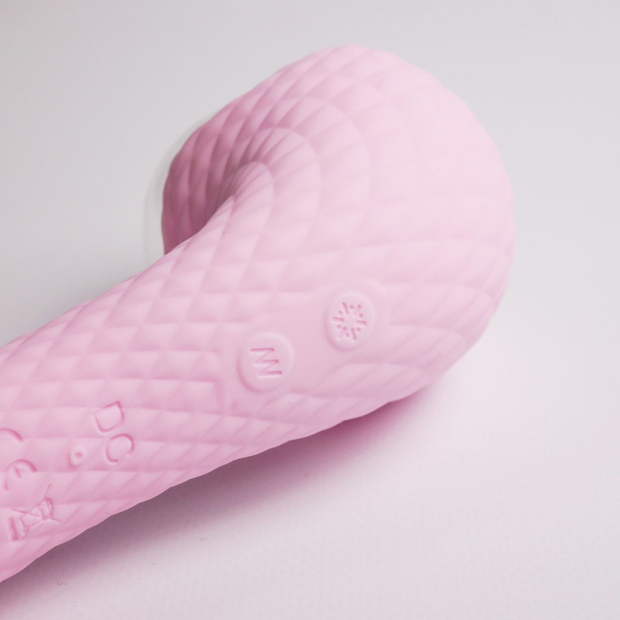 Розовый вибромассажёр с деликатными токами 5