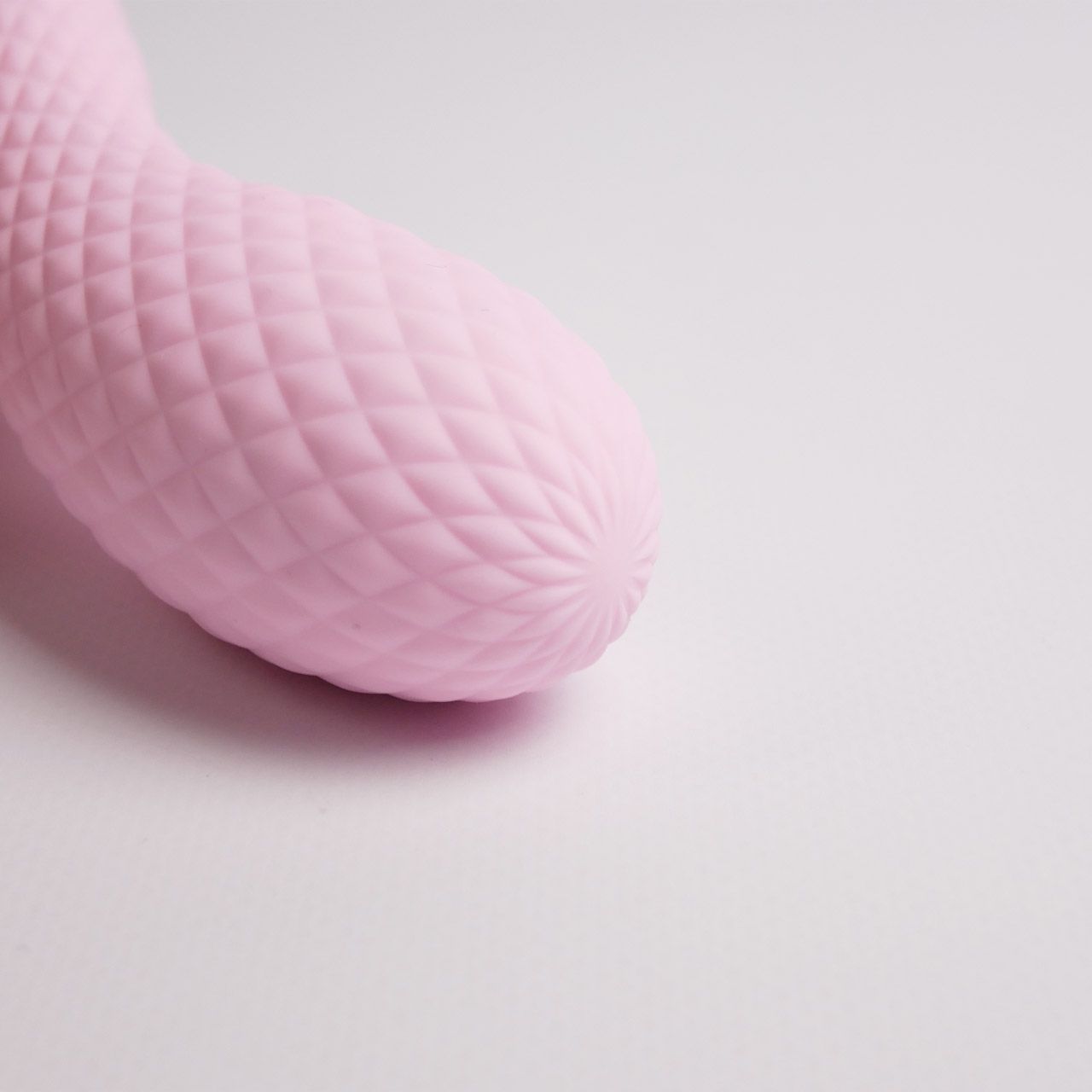 Розовый вибромассажёр с деликатными токами 7