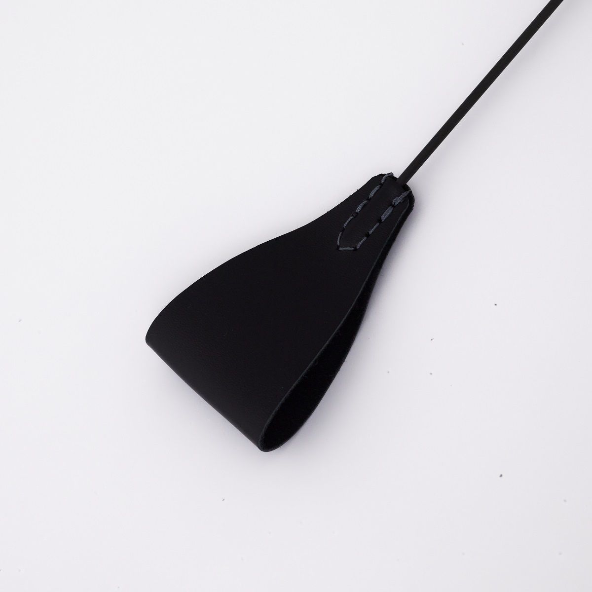 Стек с широким черным кожаным наконечником и металлической ручкой - 67 см. 2