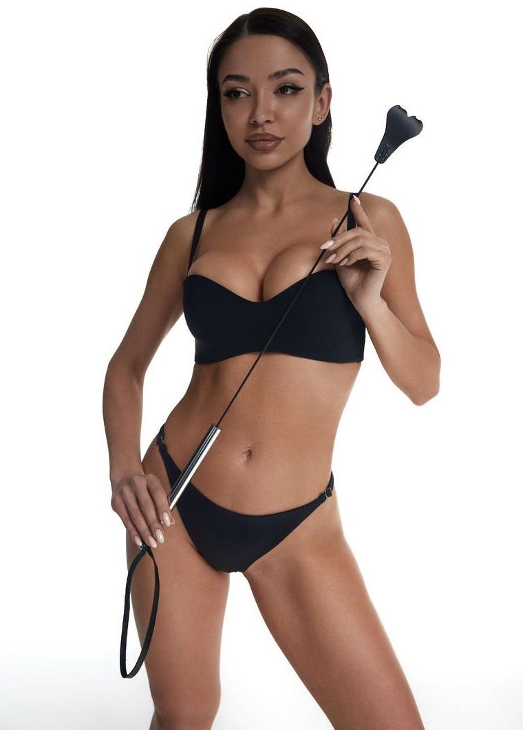 Стек с черным кожаным наконечником в виде сердца и металлической ручкой - 67 см. 1