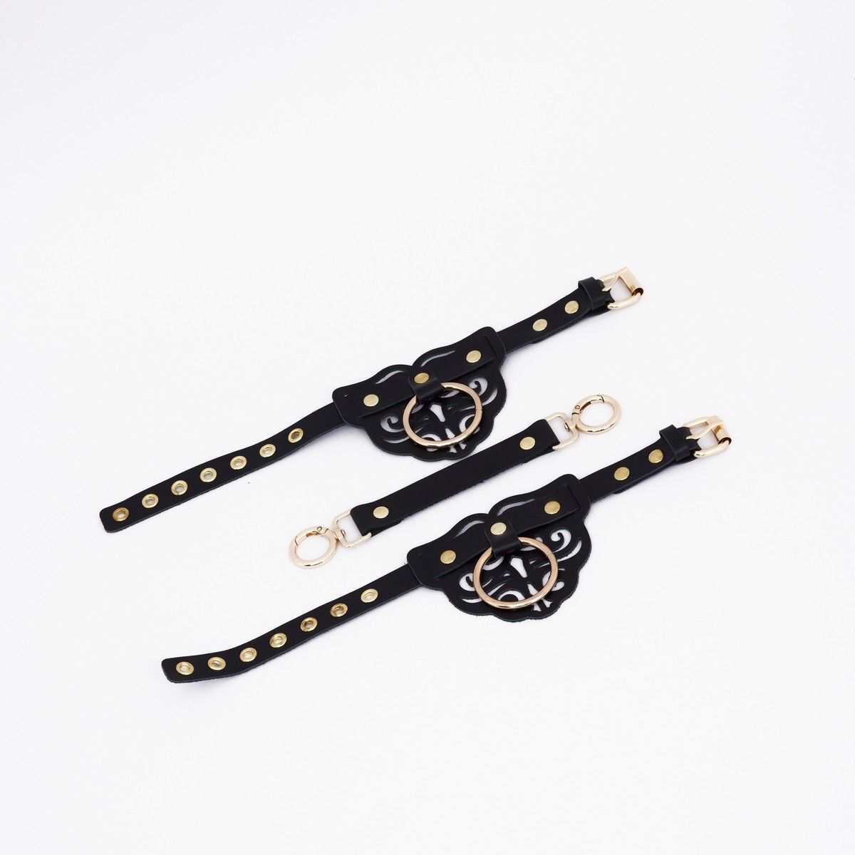 Черные кожаные оковы с резными узорами и клепками 3