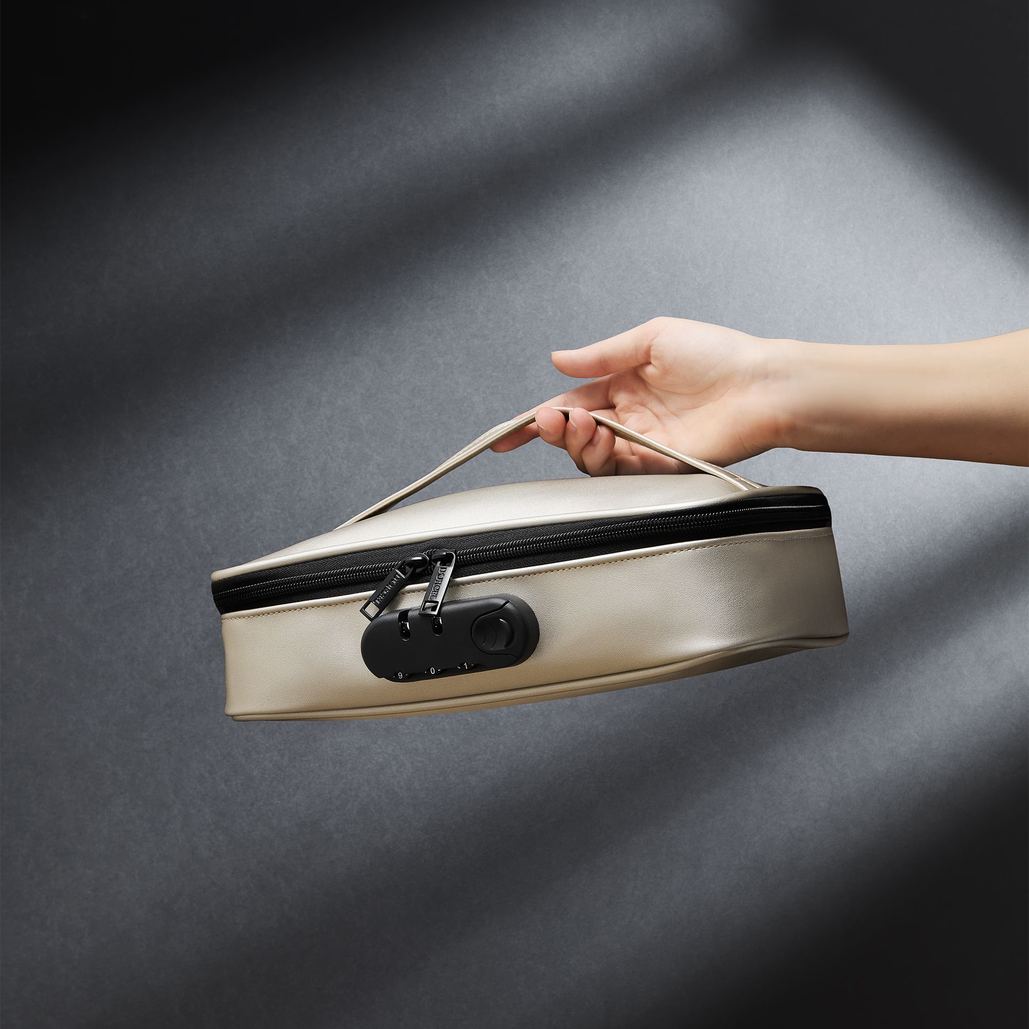 Золотистая сумочка для хранения игрушек Discreet Box 6