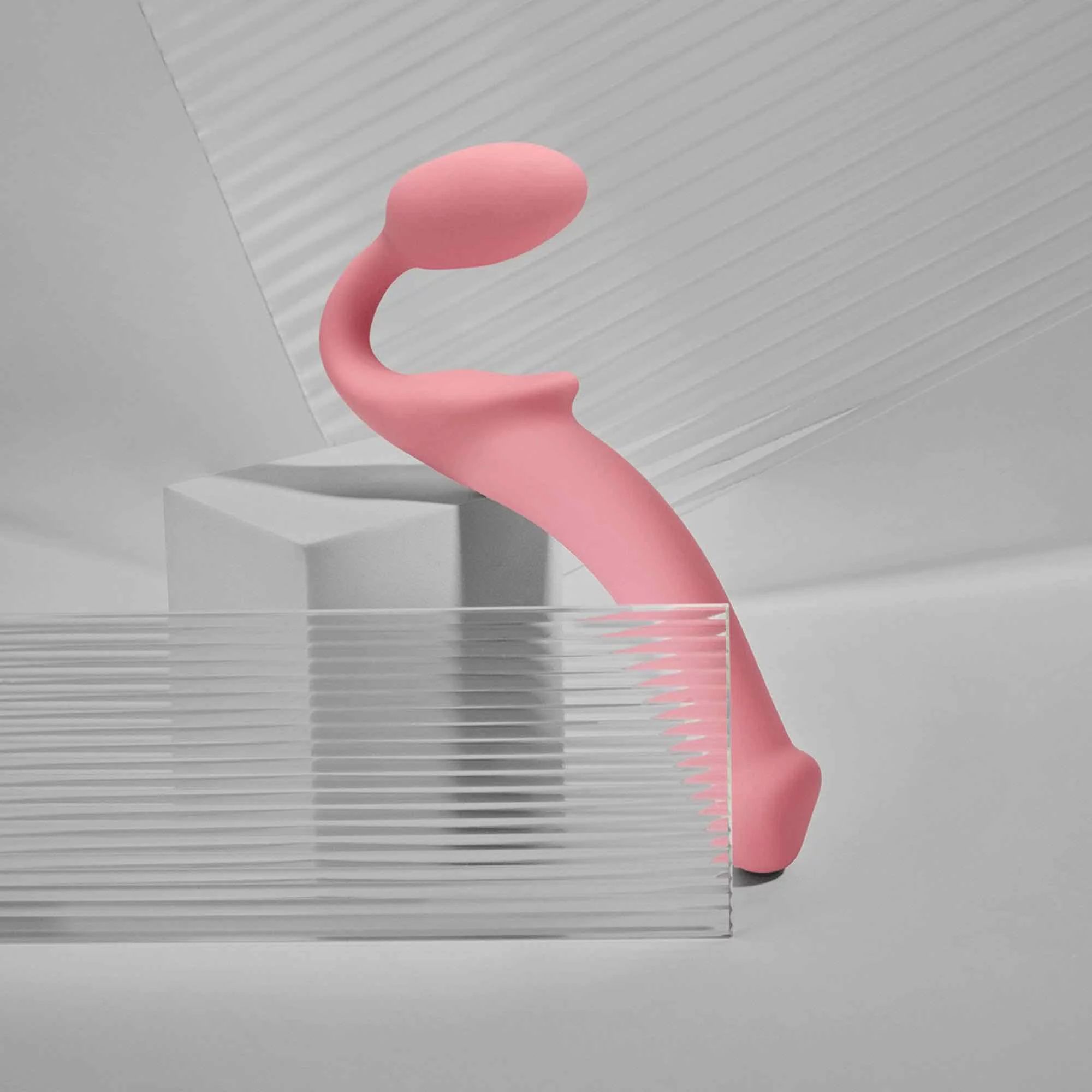 Розовый безремневой страпон Strap-on-me Semi-Realistic Bendable Strap-On size M 1