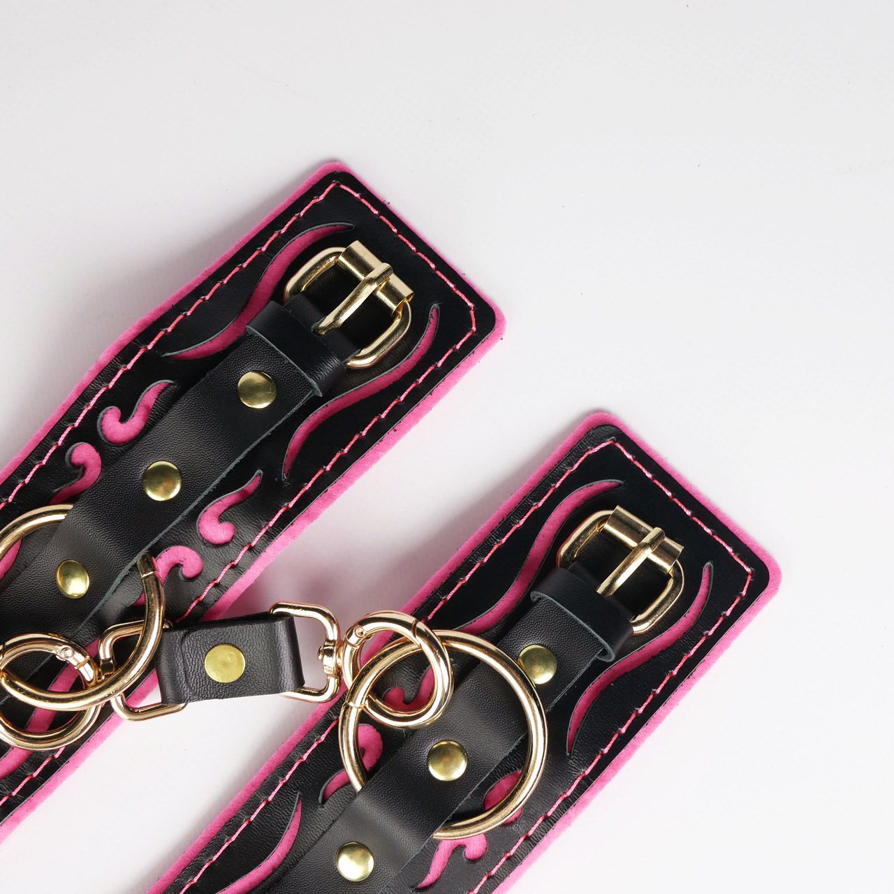 Черные кожаные наручники с розовой строчкой 4