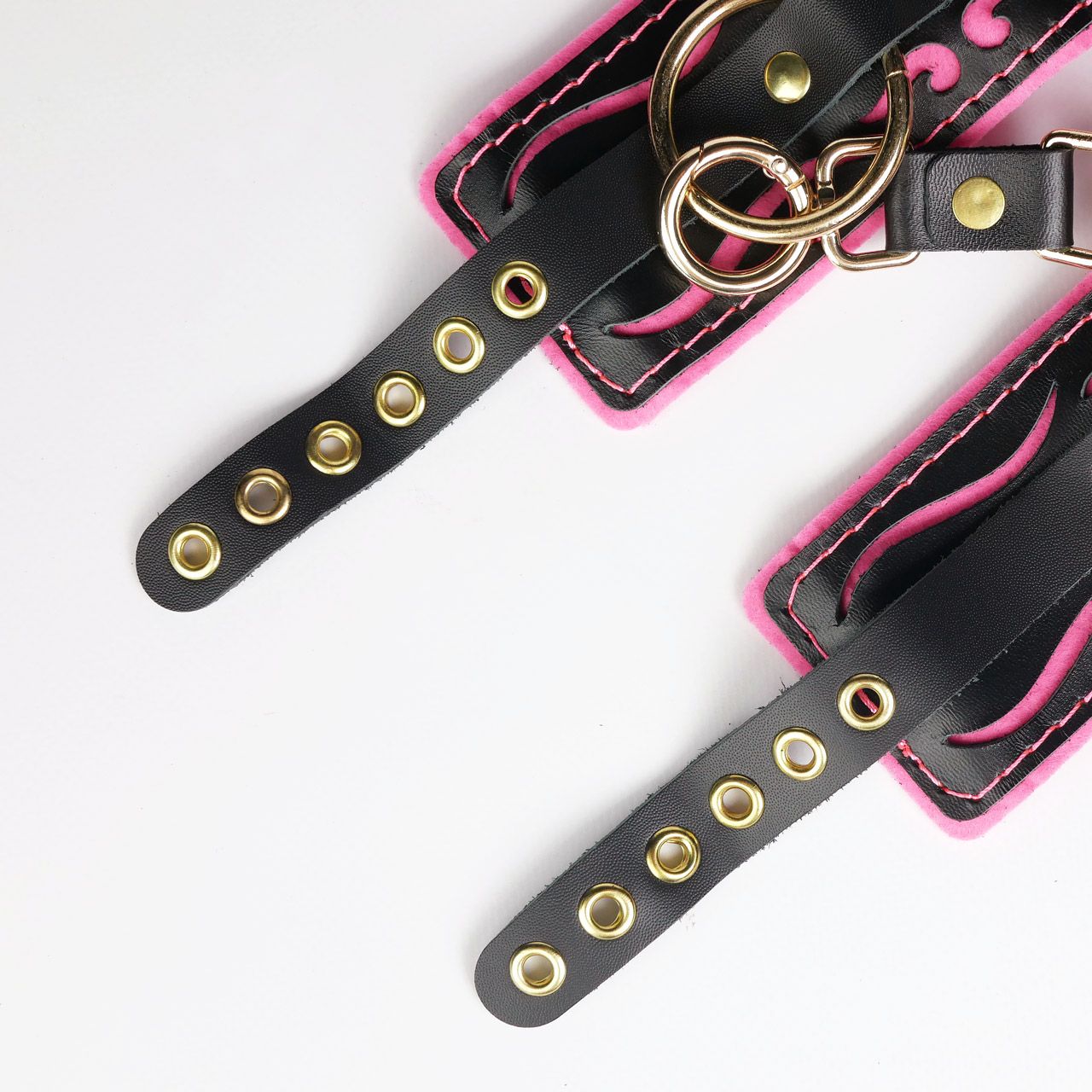 Черные кожаные наручники с розовой строчкой 5