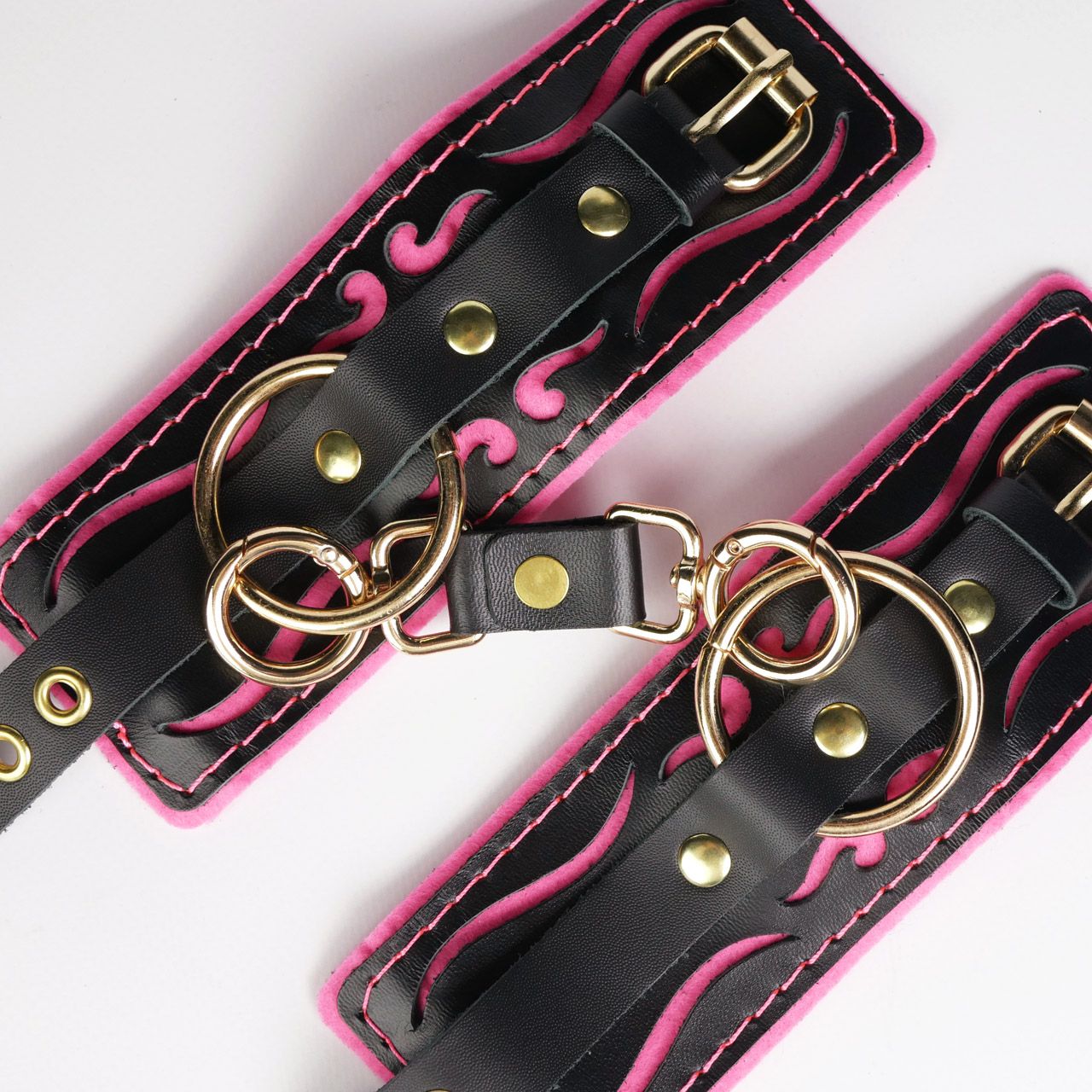 Черные кожаные наручники с розовой строчкой 6
