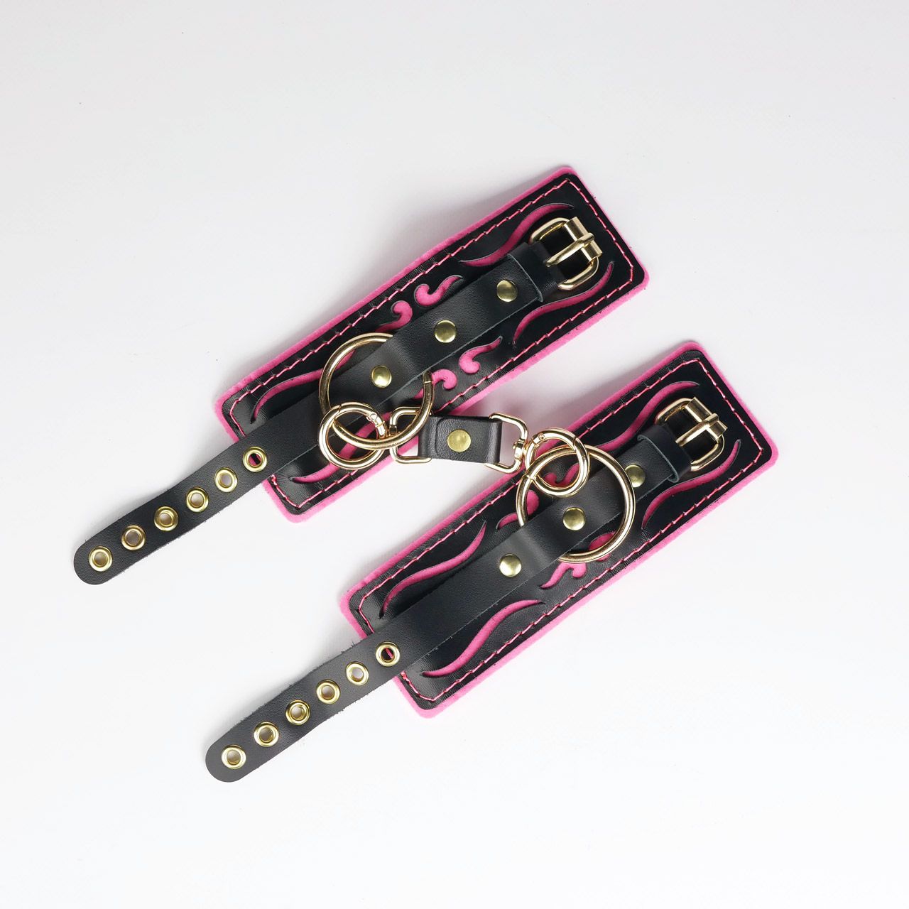 Черные кожаные наручники с розовой строчкой 1