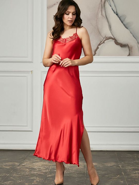 Длинная сорочка на узких бретелях с разрезом по ножке 1