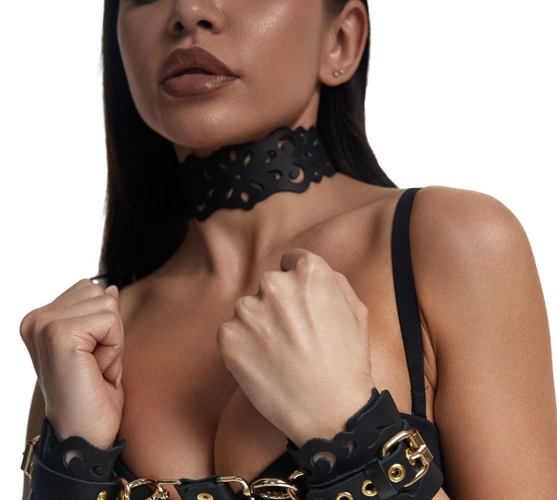 Черный ажурный чокер с золотистой фурнитурой 2