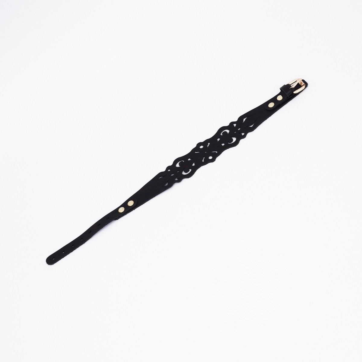 Черный ажурный чокер с золотистой фурнитурой 1