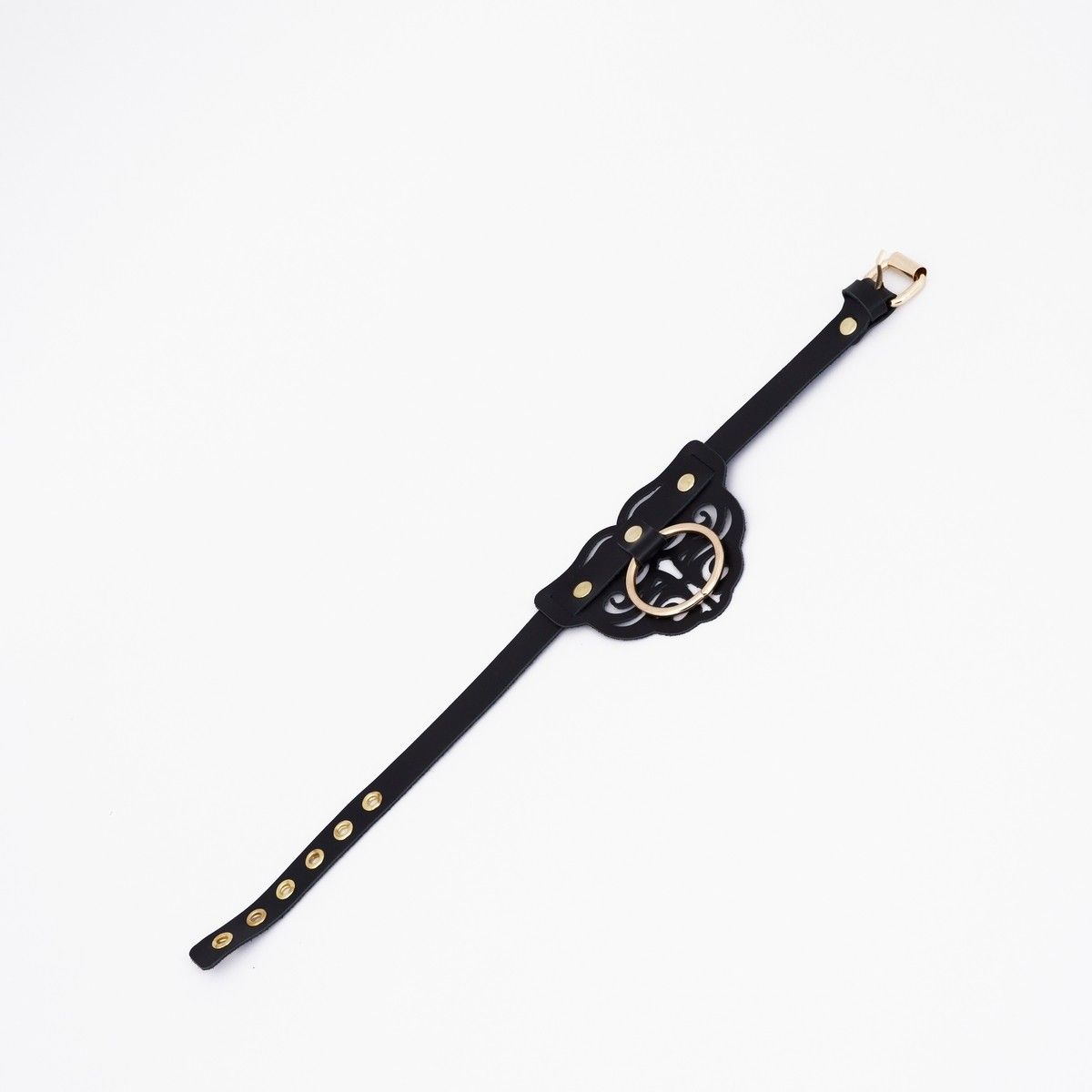 Черный чокер с клепками и золотистой фурнитурой 1
